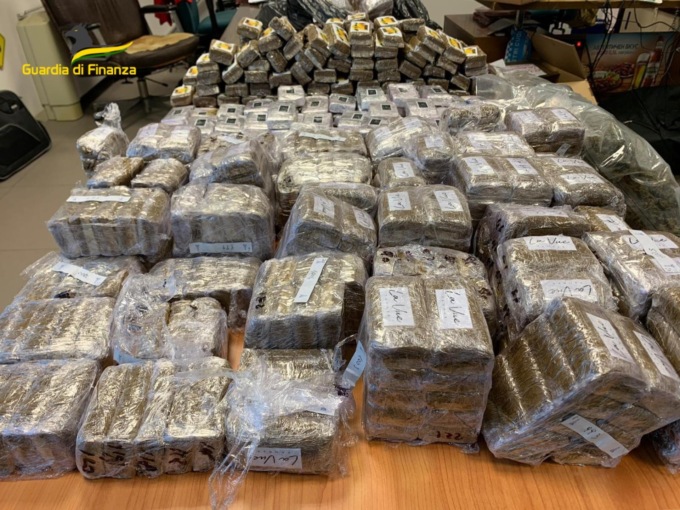 Nascondevano hashish in un caseificio tra Dalmine, Stezzano e Osio Sotto: 15 arresti