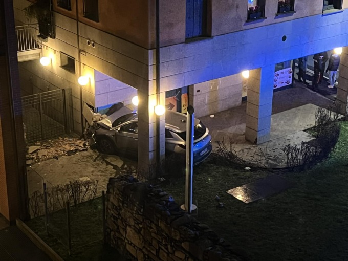Vola oltre l’aiuola e si schianta contro un palazzo in via Previtali: illeso un 37enne