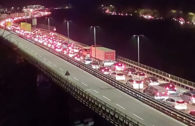 Traffico da e per la Val Brembana paralizzato per dei massi caduti in strada a Villa d’Almè