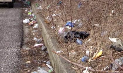 Rifiuti sulle strade ad Azzano San Paolo: «Servono sanzioni o sarà la stessa storia»