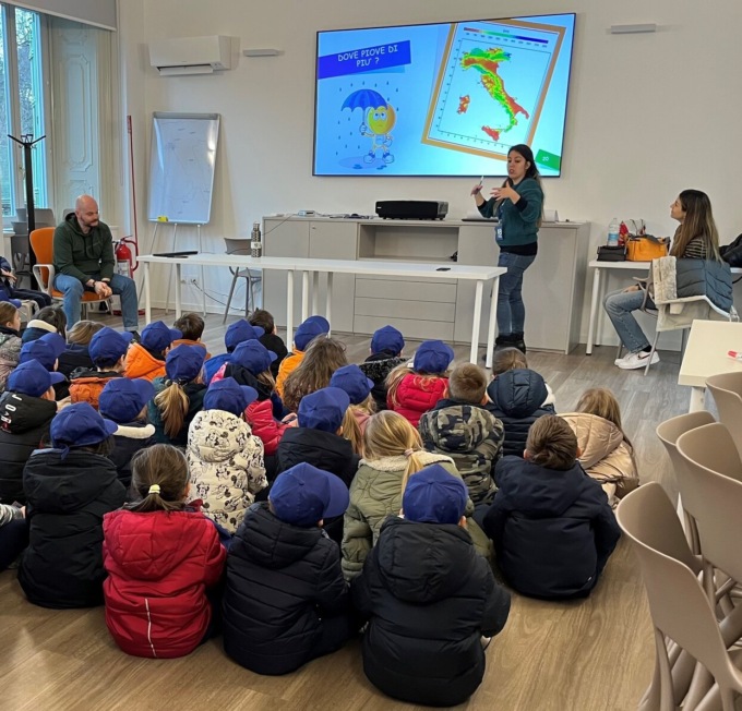 55 bambini nella sede di 3B Meteo a Ponte San Pietro: «Meteorologi per un giorno»