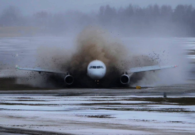 Volo charter partito da Bergamo atterra fuoripista a Vilnius, in Lituania