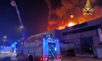 Altro maxi incendio in Brianza: 5 capannoni in fiamme a Concorezzo, carroschiuma anche da Bergamo