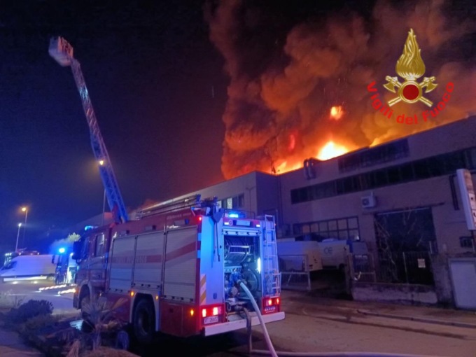 Altro maxi incendio in Brianza: 5 capannoni in fiamme a Concorezzo, carroschiuma anche da Bergamo