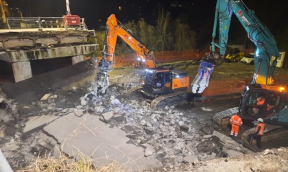 Demolito il ponte di Fiorano, ora almeno tre mesi per la posa di quello nuovo