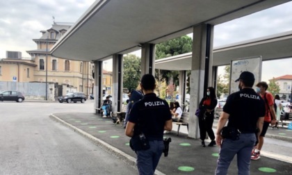 Minacciano con un coltello uno studente alla stazione per rapinarlo: fermati due giovani