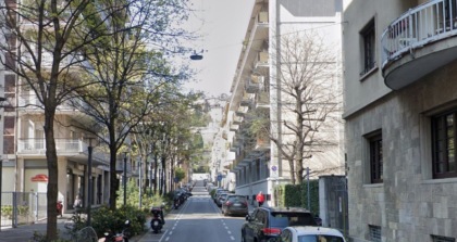 È successo di nuovo: l’auto di una coppia di turisti è stata aperta e derubata in via Locatelli