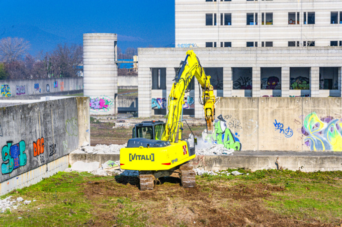 Al via l’abbattimento di un «simbolo dello spreco pubblico»: l’ex centro servizi tra Bergamo, Azzano e Orio