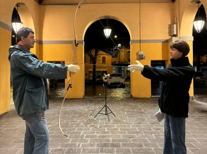 Rosa e Olindo: nella notte di Erba compaiono due sculture che criticano la “società dello spettacolo”