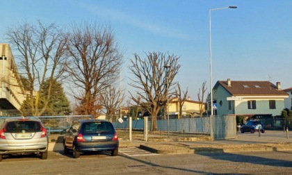 È polemica ad Azzano San Paolo: «Perché qui non abbiamo diritto a un viale alberato?»