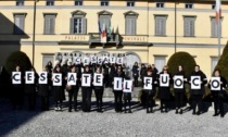 Venticinque donne in nero contro le guerre in piazza Libertà a Stezzano: «Cessate il fuoco»