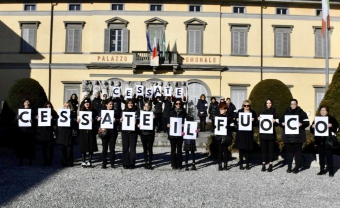 Venticinque donne in nero contro le guerre in piazza Libertà a Stezzano: «Cessate il fuoco»