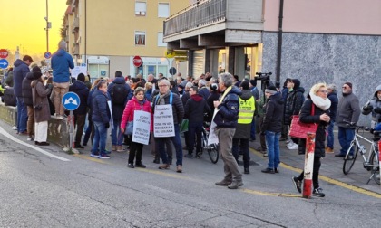 Raddoppio ferroviario, a Ponte critiche alle navette sostitutive: «Sono un vero incubo»