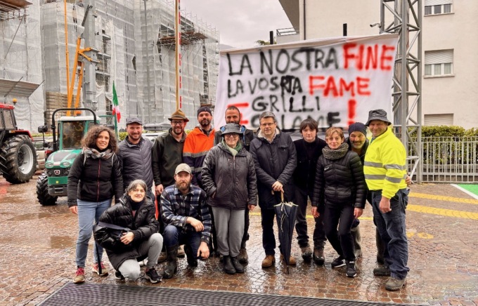 Albino, la protesta dei trattori in via Mazzini: «Meno grilli e più salame»