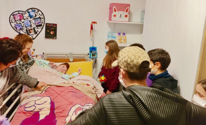Osio Sopra, i compagni portano la scuola nella cameretta di Mariaurora