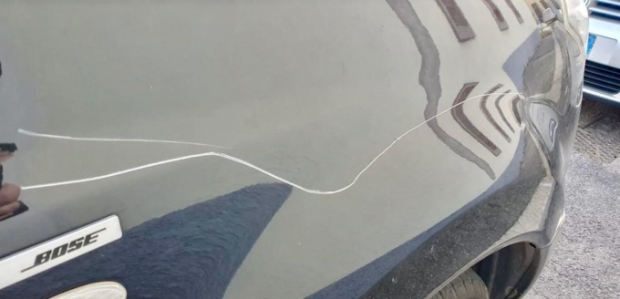 In via Cascina a Levate c’è qualcuno che continua a rigare le auto parcheggiate