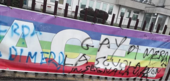 Romano, sullo striscione della Pace compaiono scritte omofobe