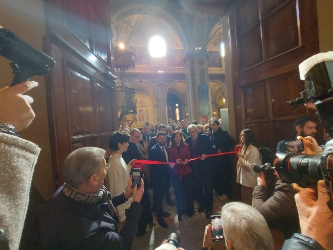 Vittorio Sgarbi dà spettacolo mentre il Polittico torna ai trevigliesi