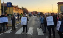 In cento lungo la Briantea a Curno per protestare contro il progetto del raddoppio ferroviario