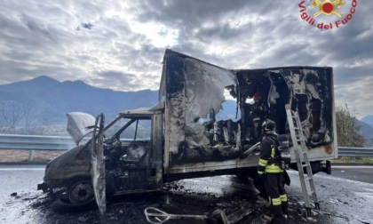 Un furgone prende fuoco lungo la variante di Zogno: strada chiusa, nessun ferito