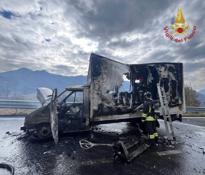 Un furgone prende fuoco lungo la variante di Zogno: strada chiusa, nessun ferito