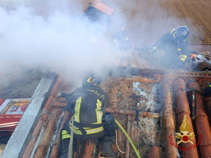 Incendio in via Portico Seminario a Calcinate: domate le fiamme