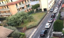 Lavori al Villaggio degli Sposi, via Grossi chiusa e il traffico va in tilt: code e auto contromano