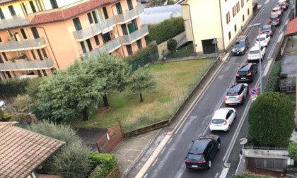 Lavori al Villaggio degli Sposi, via Grossi chiusa e il traffico va in tilt: code e auto contromano