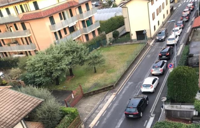 Lavori al Villaggio degli Sposi, via Grossi chiusa e il traffico va in tilt: code e auto contromano