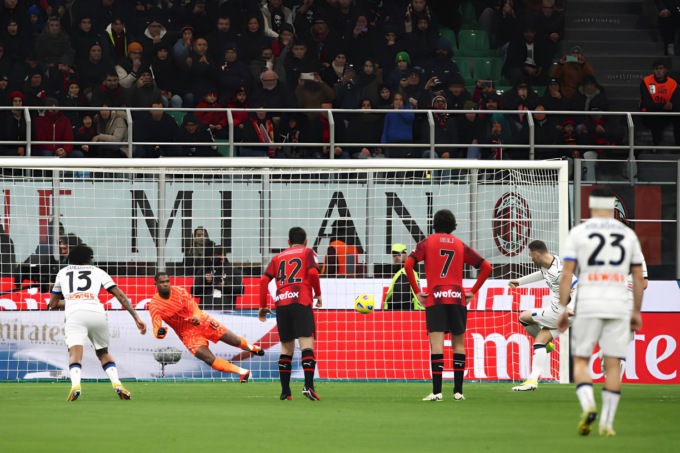 Apre Leao, risponde Koopmeiners su rigore: 1-1 e l’Atalanta strappa un punto col Milan