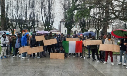 Protesta dei richiedenti asilo a Romano, il sindaco: «Non possiamo farcene carico noi»