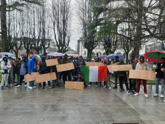 Protesta dei richiedenti asilo a Romano, il sindaco: «Non possiamo farcene carico noi»