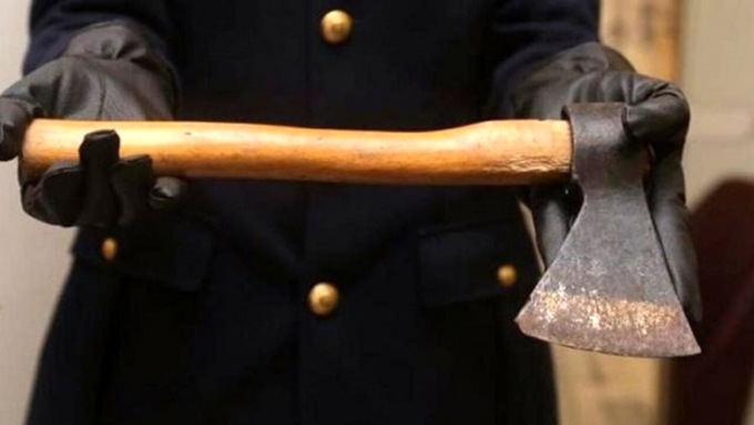 Sorpreso in un locale abbandonato di Albino con un’ascia: «È per difendermi dagli animali selvatici»