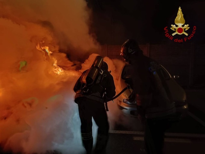 Auto in fiamme a Fontanella, intervengono i vigili del fuoco: rogo spento, cause da chiarire