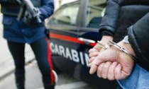 Gli perquisiscono la casa a Vertova e trovano due chili di droga, contanti e armi: arrestato 55enne