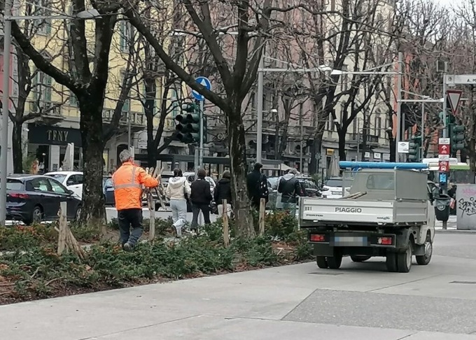 Tolta la staccionata delle aiuole di fronte a piazzale Alpini: si tira dritto sulla recinzione