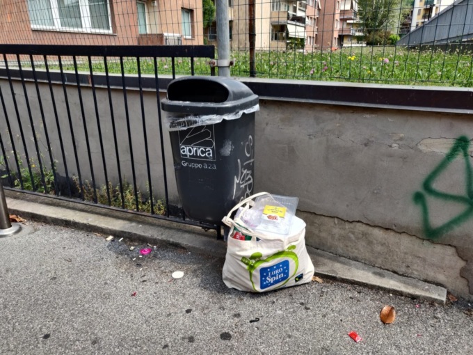 A Bergamo sono stati rimossi molti cestini per contrastare l’abbandono dei rifiuti