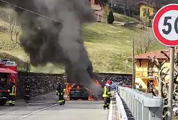 Frontale a Strozza, le auto prendono fuoco. Ricoverati una neonata e un 22enne