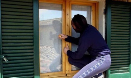 Clusone, ladro forza la finestra ed entra in casa mentre i proprietari stanno cenando