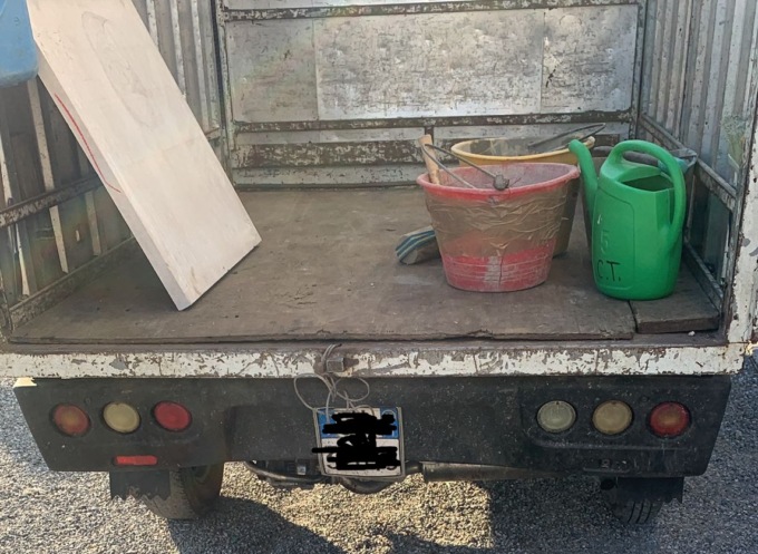 Motocarro senza assicurazione al cimitero di Treviglio, l’opposizione: «Intanto si vietano le biciclette»