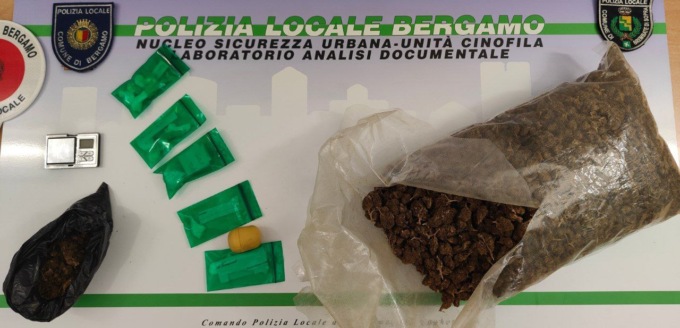 Lo scooter rimosso dai vigili a Brembate di Sopra era pieno di droga: 29enne in manette