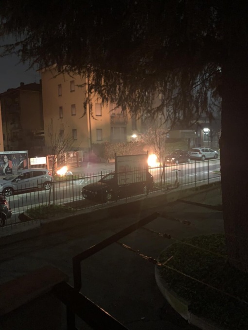 Piromane incendia a Colognola i sacchi della spazzatura: intervengono cittadini e vigili del fuoco