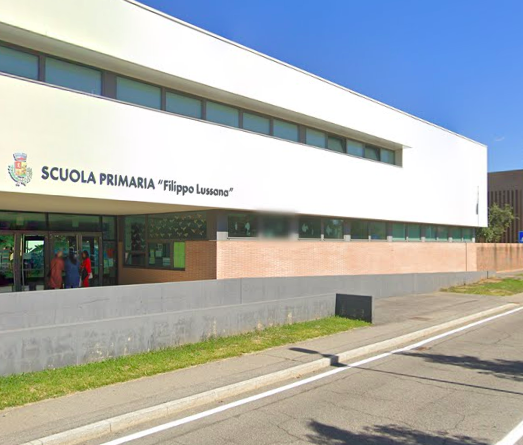 Giovanissimi lanciano petardi contro la scuola di Cenate Sotto: danni contenuti