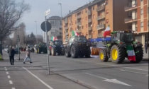 La protesta dei trattori, in marcia da Celadina verso il centro di Bergamo con le bandiere tricolori