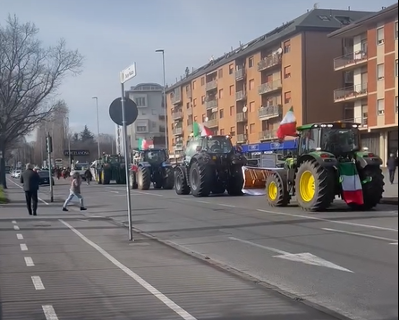 La protesta dei trattori, in marcia da Celadina verso il centro di Bergamo con le bandiere tricolori