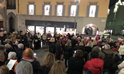 In 250 al presidio dell'8 febbraio a Bergamo contro la violenza di genere. Le foto