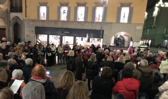 In 250 al presidio dell’8 febbraio a Bergamo contro la violenza di genere. Le foto