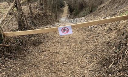 Moto rovinano il sentiero a Solto Collina, i volontari mettono una sbarra. Il sindaco: «Sia rimossa, o interverremo»