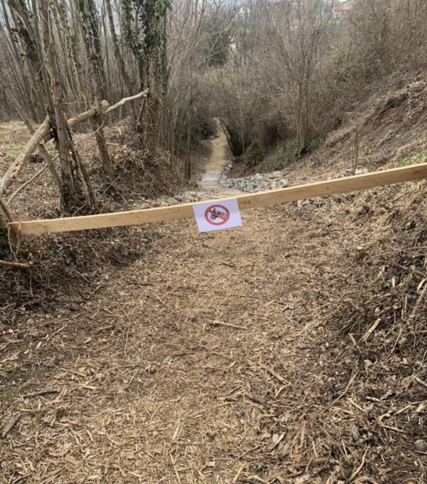 Moto rovinano il sentiero a Solto Collina, i volontari mettono una sbarra. Il sindaco: «Sia rimossa, o interverremo»