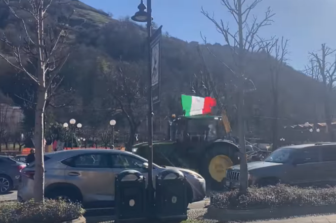 Corteo di trattori da San Giovanni Bianco a San Pellegrino: «Prezzi giusti e via il lupo»